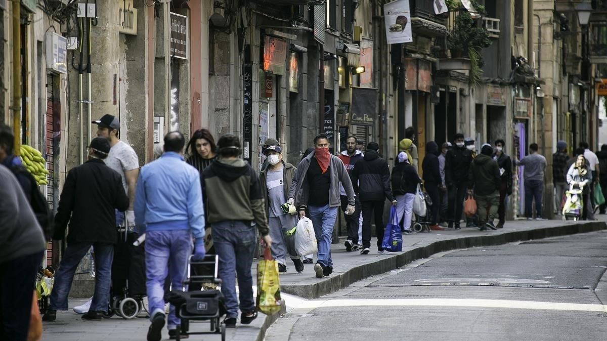 Gran actividad en el Raval durante el confinamiento por la crisis del covid-19, este miércoles. Gran actividad en el Raval durante el confinamiento por la crisis del covid-19, este miércoles.