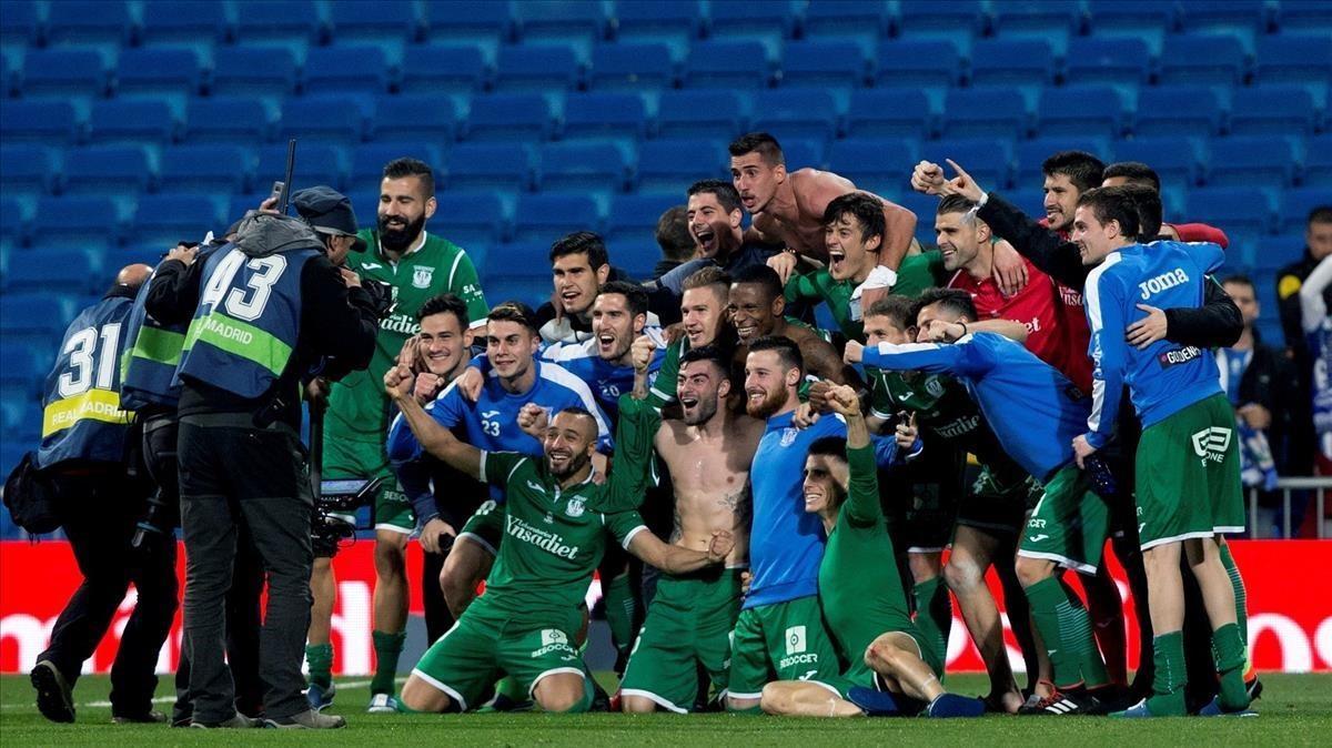 Los jugadores del Leganés celebran su pase a semifinales sobre el césped del Bernabéu.