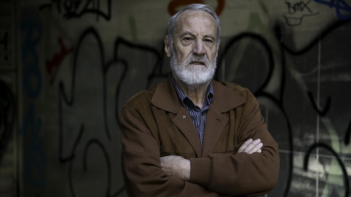 Toni Civis, padre de un niño de 8 años, retirado por la Generalitat y dado en régimen de acogida, el viernes en Barcelona. Toni Civis, padre de un niño de 8 años, retirado por la Generalitat y dado en régimen de acogida, el viernes en Barcelona.