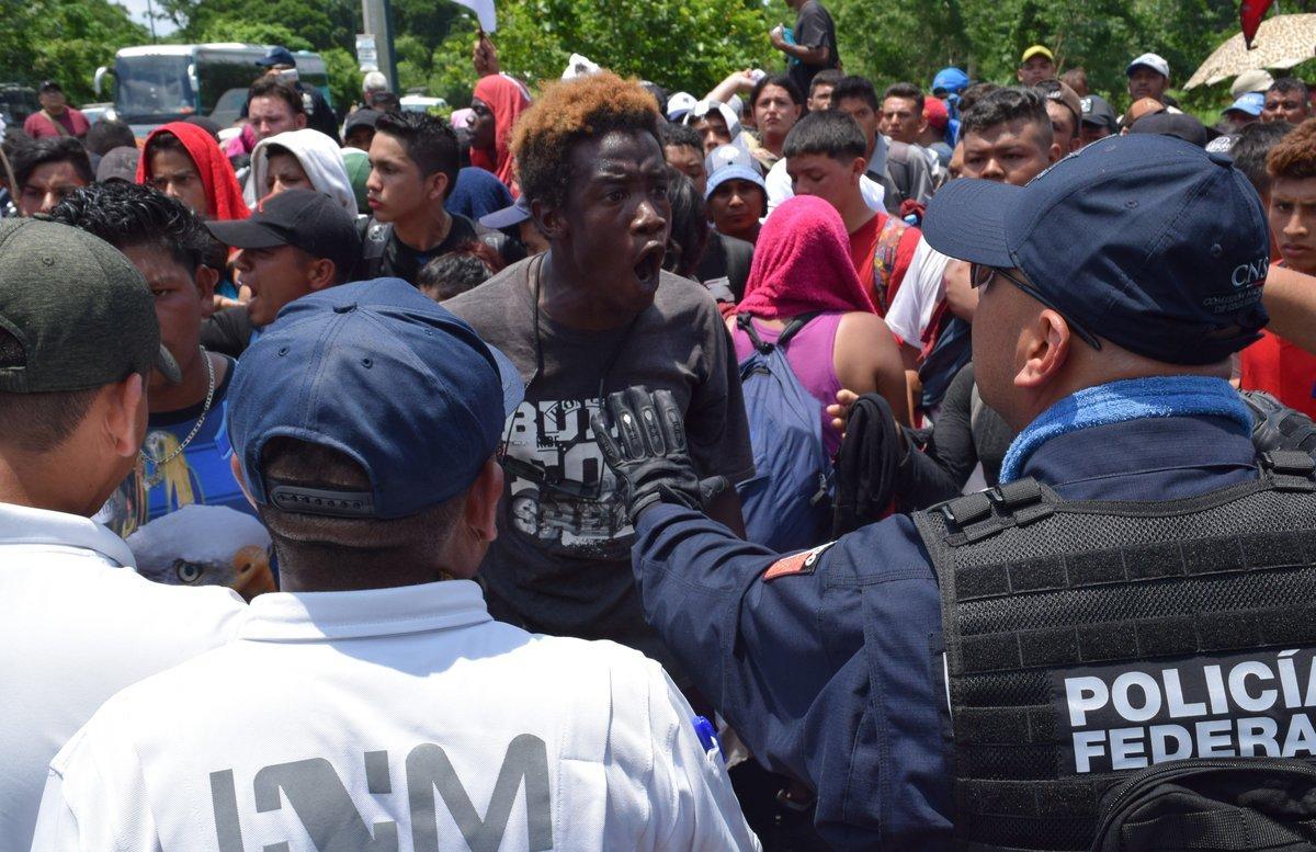 Migración desplegó con el apoyo de la Guardia Nacional y la Policía Federal un operativo para contener el paso de los migrantes en Metapa.