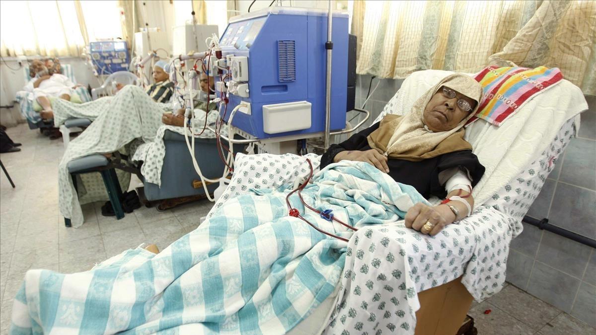 Una paciente de diálisis en un hospital de Gaza.