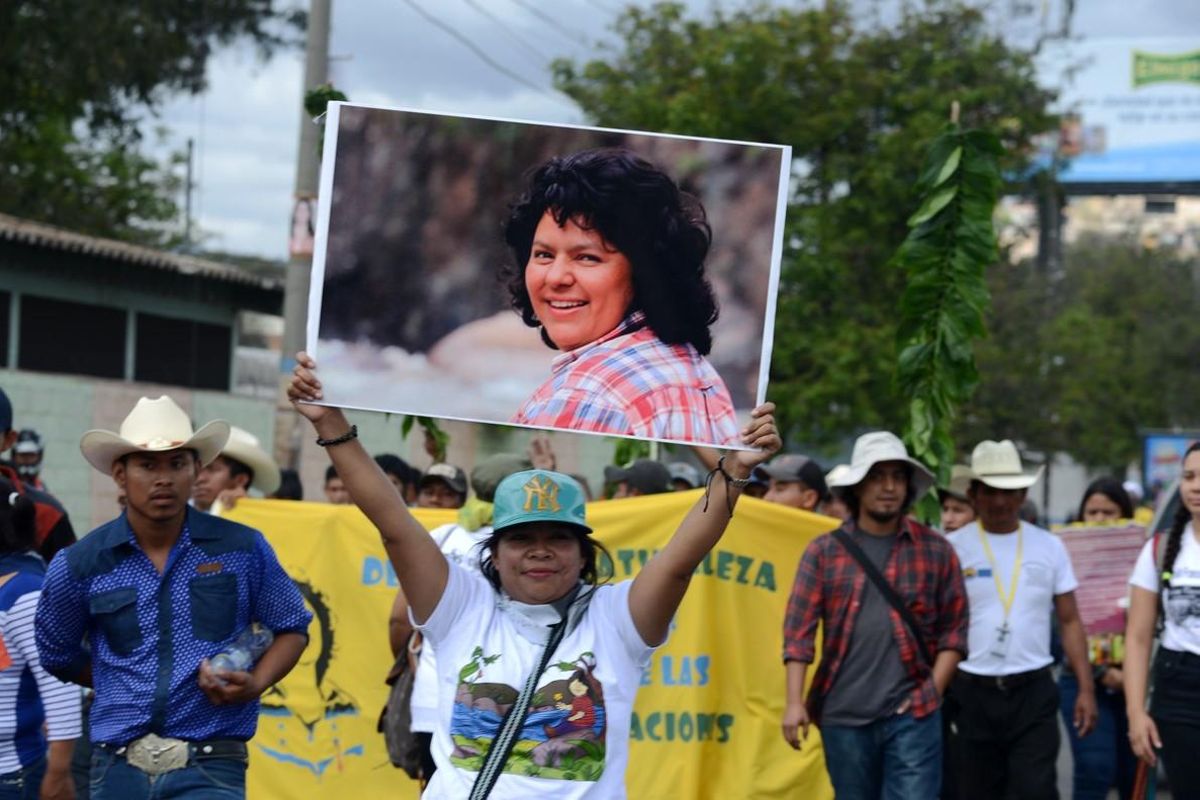 Activistas recuerdan a Berta Cáceres al año de su asesinato en Tegucigalpa. Activistas recuerdan a Berta Cáceres al año de su asesinato en Tegucigalpa.