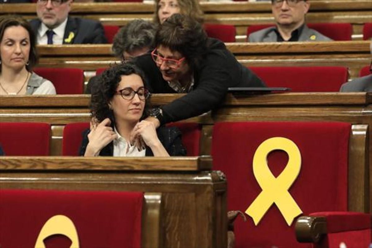 Dolors Bassa saluda a Marta Rovira desde su escaño, ayer en el pleno. Dolors Bassa saluda a Marta Rovira desde su escaño, ayer en el pleno.