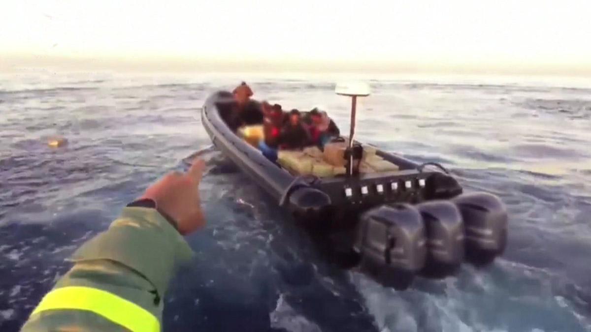 La Guardia Civil ha detenido a seis personas y ha intervenido alrededor de 2,5 toneladas de hachís en una persecución en altar mar de una embarcación en la costa de Ayamonte (Huelva).