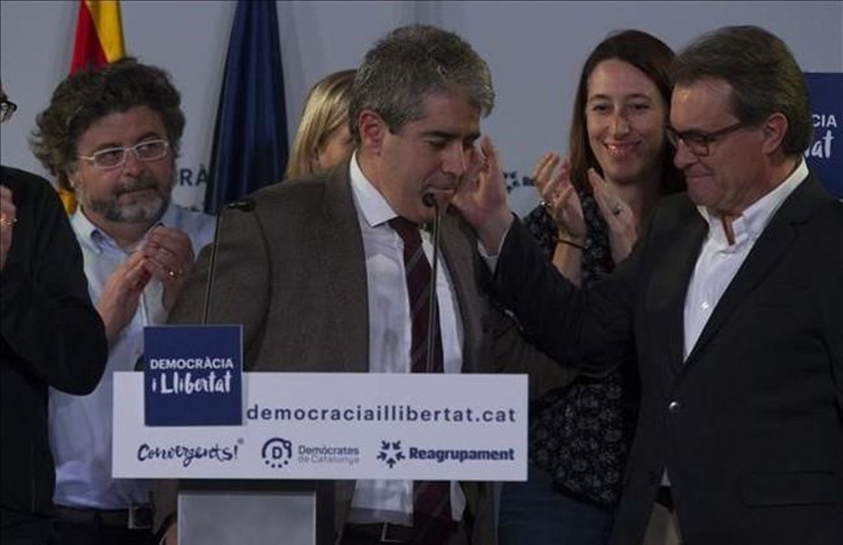 El candidato de Democràcia i Llibertat, Francesc Homs, y el ’president’ en funciones y líder de CDC, Artur Mas, durante su intervención tras conocer los resultados del 20-D. El candidato de Democràcia i Llibertat, Francesc Homs, y el ’president’ en funciones y líder de CDC, Artur Mas, durante su intervención tras conocer los resultados del 20-D.