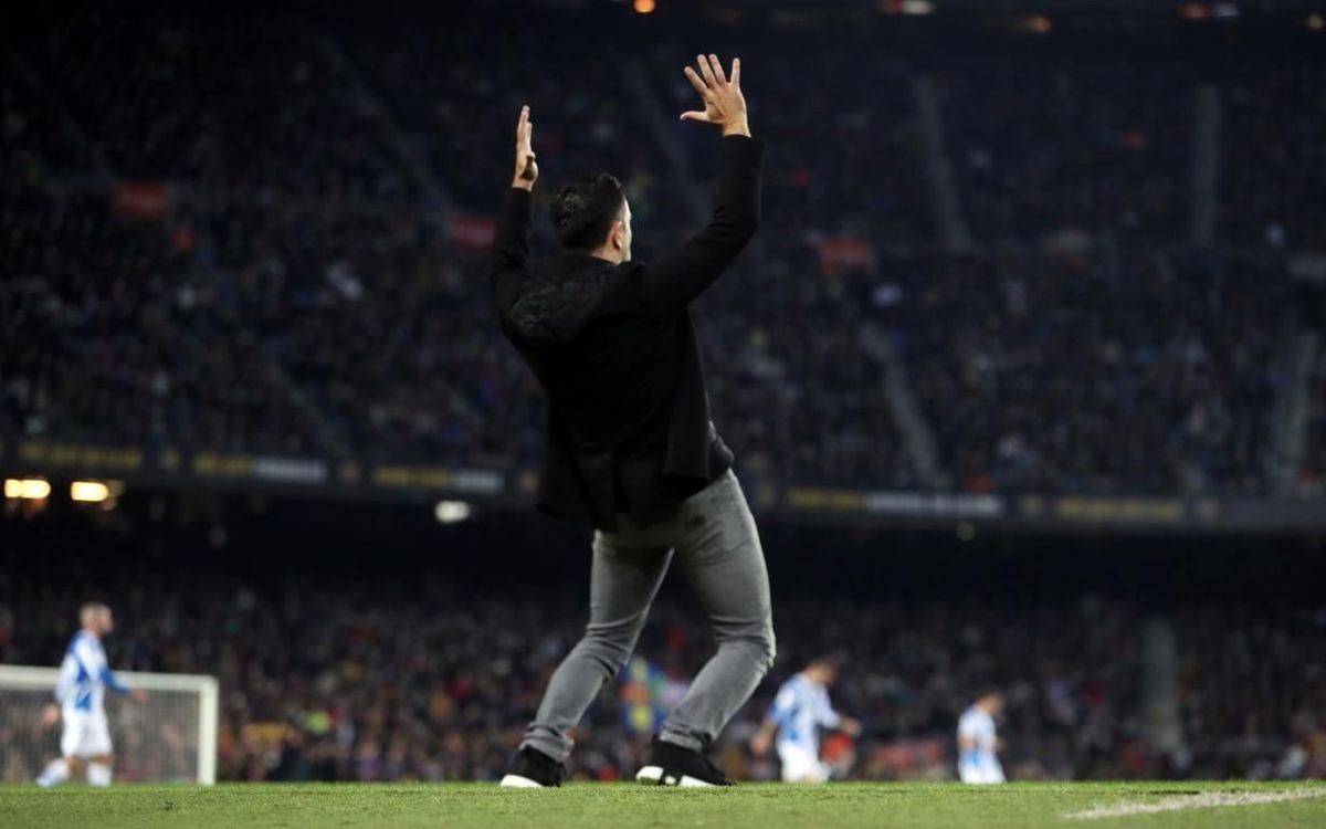 Xavi se lamenta de una jugada en el Barça-Espanyol en el Camp Nou. Xavi se lamenta de una jugada en el Barça-Espanyol en el Camp Nou.