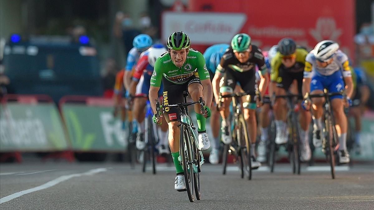 Primoz Roglic supera al resto de rivales, en la llegada de la Vuelta a Suances. Primoz Roglic supera al resto de rivales, en la llegada de la Vuelta a Suances.