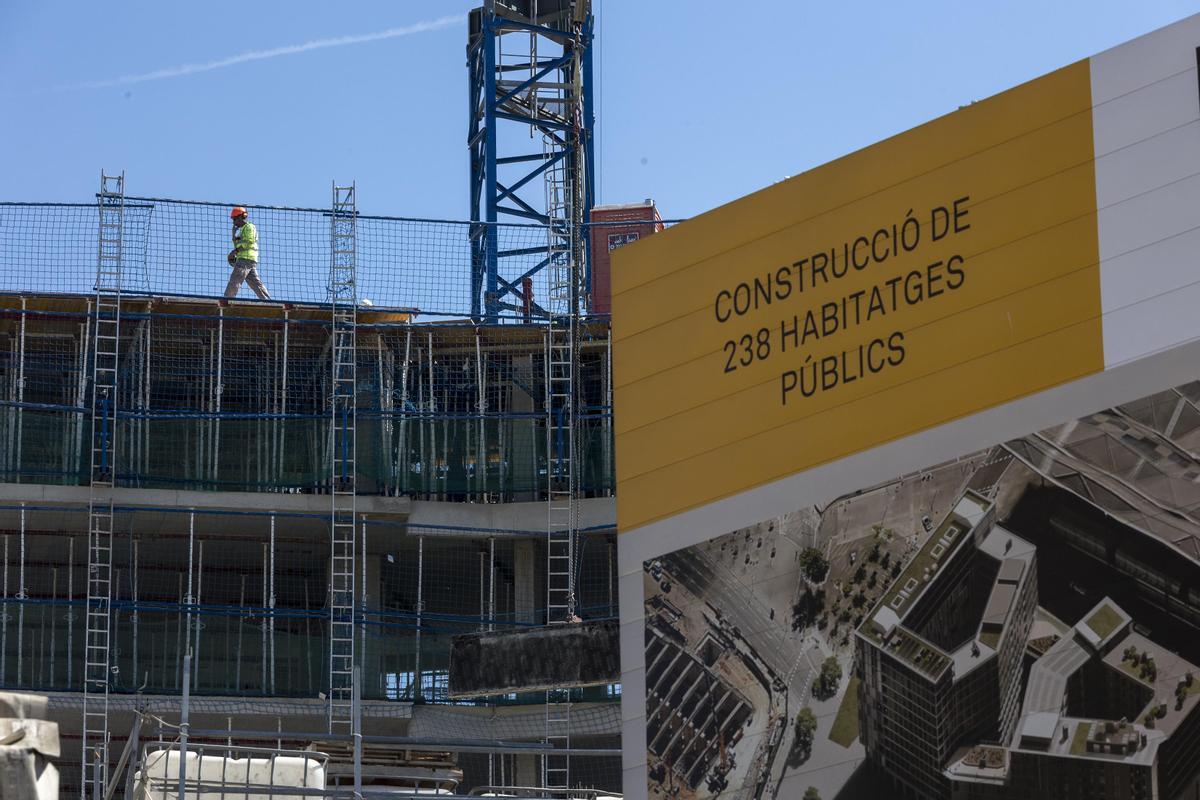 Construcción de pisos de protección oficial en la plaza de Glòries, en Barcelona.