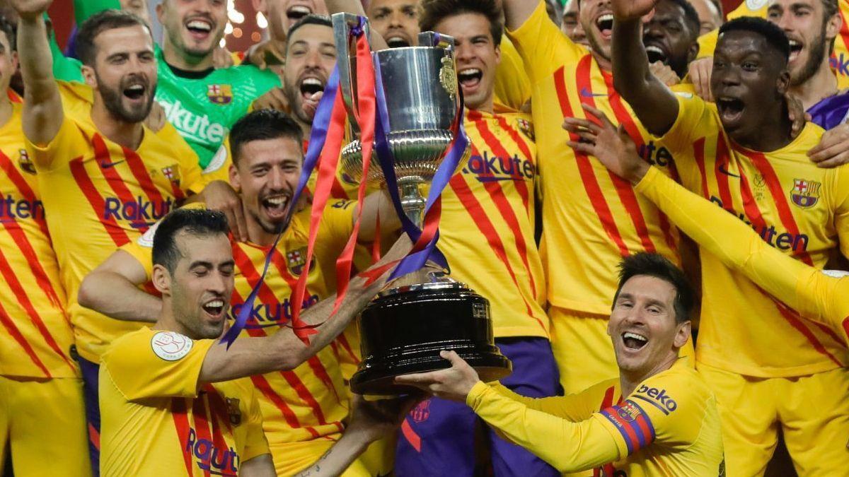 Busquets y Messi alzan la Copa del Rey 2020-21.