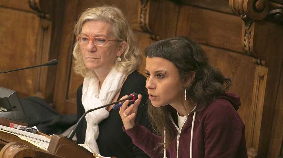 El fiscal acusa dues regidores de la CUP a BCN d'agredir un urbà El fiscal acusa dues regidores de la CUP a BCN d'agredir un urbà