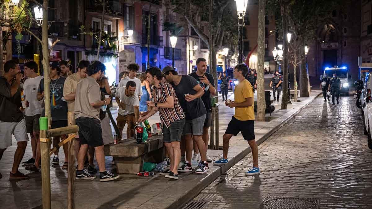 Botellón en el paseo del Born, en Barcelona, a finales del mes de agosto. Botellón en el paseo del Born, en Barcelona, a finales del mes de agosto.