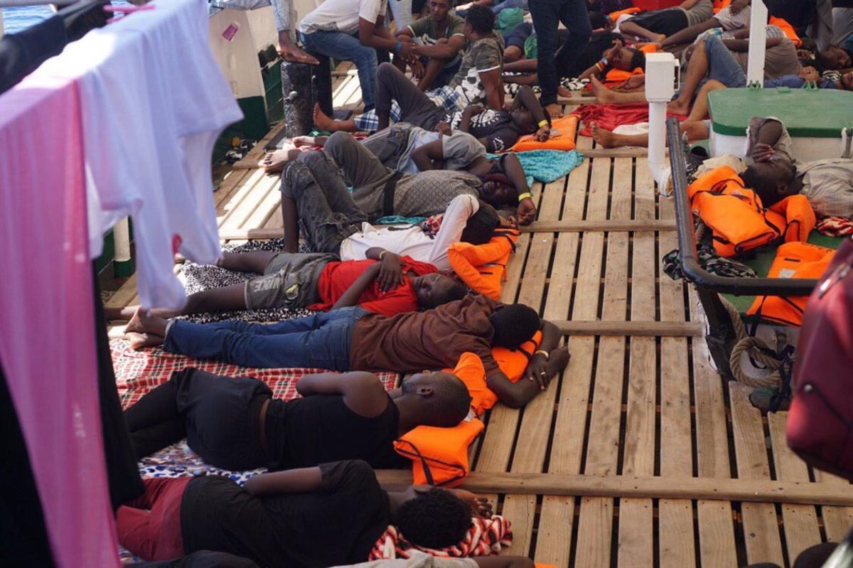 Refugiados a bordo del ’Open Arms’, a la espera de puerto seguro.