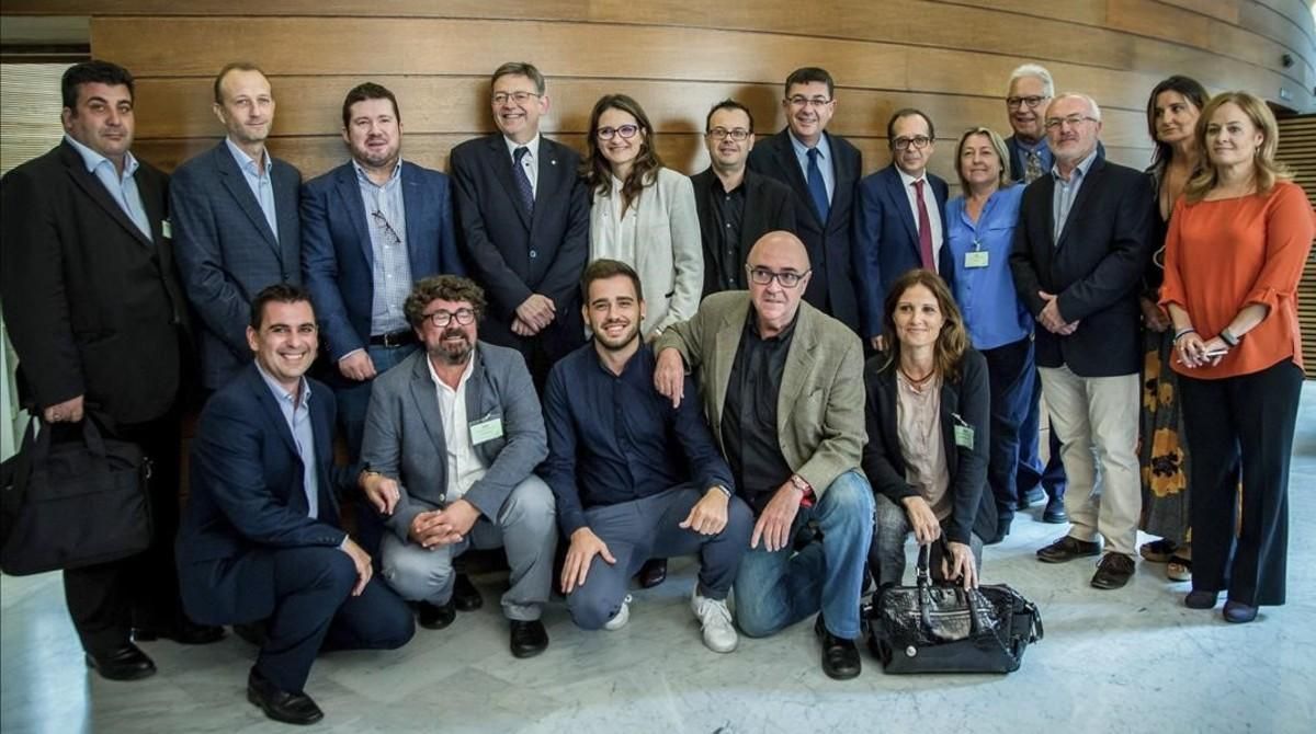 El president de la Generalitat Ximo Puig, la vicepresidenta Monica Oltra, el presidente de les Corts y los portavoces de todos los grupos de la camara (menos el del PP) posan con el presidente Enrique Soriano y el resto del Consejo Rector de la futura Radiotelevision Valenciana. El president de la Generalitat Ximo Puig, la vicepresidenta Monica Oltra, el presidente de les Corts y los portavoces de todos los grupos de la camara (menos el del PP) posan con el presidente Enrique Soriano y el resto del Consejo Rector de la futura Radiotelevision Valenciana.