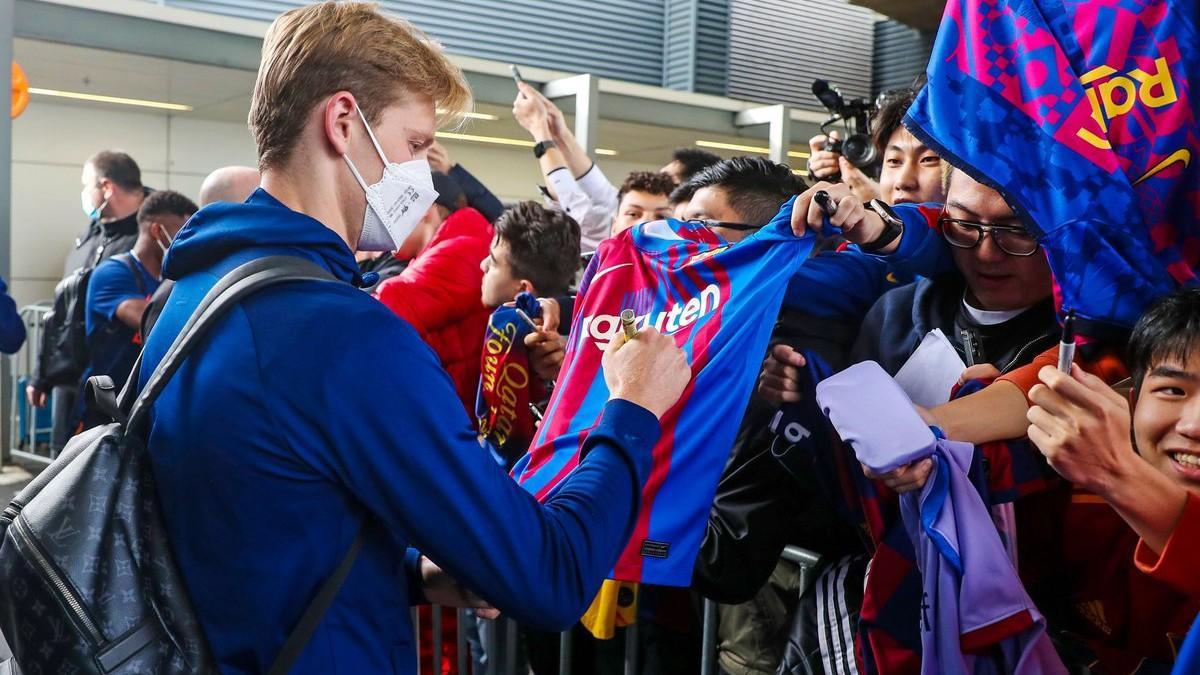 Frenkie de Jong firma autógrafos a la llegada del Barça a Australia.