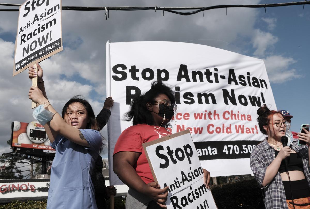 Protesta en Atlanta en contra de las agresiones y el racismo contra la comunidad asiática.