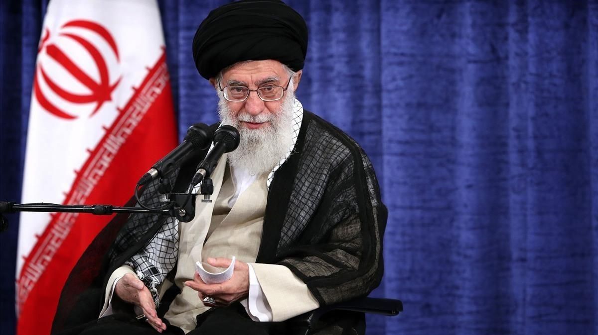 El ayatolá Alí Jamenei en una reunión con miembros del Gobierno iraní el 23 de mayo. El ayatolá Alí Jamenei en una reunión con miembros del Gobierno iraní el 23 de mayo.