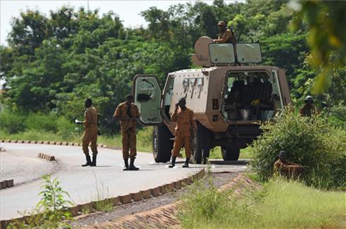 Las fuerzas de seguridad burkinesas luchan contra el yihadismo desde el año 2015. Las fuerzas de seguridad burkinesas luchan contra el yihadismo desde el año 2015.
