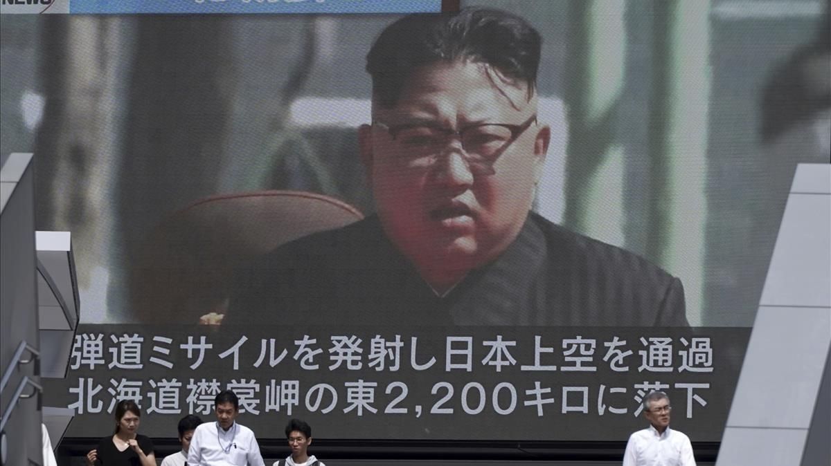 Una pantalla de televisión muestra a Kim Jong-un durante un noticiario sobre el lanzamiento del misil, este viernes 15 de septiembre, en Tokio. Una pantalla de televisión muestra a Kim Jong-un durante un noticiario sobre el lanzamiento del misil, este viernes 15 de septiembre, en Tokio.