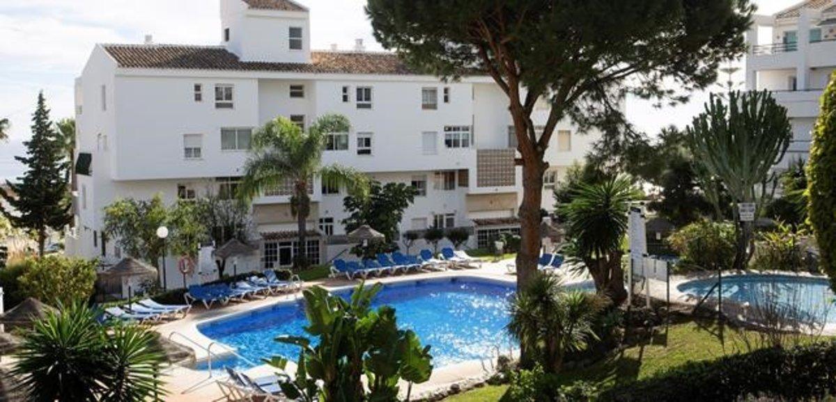 Vista de la piscina donde el día de Nochebuena un hombre de nacionalidad britanica y dos de sus hijos menores de edad fallecieron ahogados en la urbanizacion Club La Costa de Mijas (Malaga)