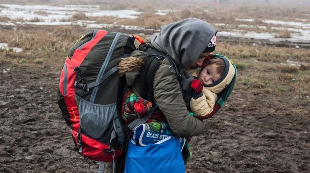 Una mujer y un niño en Miratovac, en la frontera entre Macedonia y Serbia, en enero de 2016, un momento crítico en la llegada a Europa de demandantes de asilo Sirio. Una mujer y un niño en Miratovac, en la frontera entre Macedonia y Serbia, en enero de 2016, un momento crítico en la llegada a Europa de demandantes de asilo Sirio.