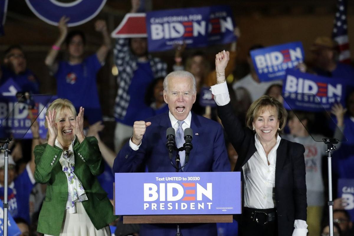 Joe Biden, flanqueado por su esposa (izquierda) y su hermana, tras su victoria en el Supermartes.