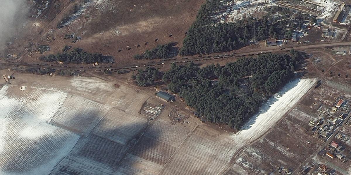 Imagen vía satélite que muestra camiones de reabastecimiento y probable despliegue de lanzamiento de cohetes múltiples en Berestyanka, población al noroeste de Kiev.