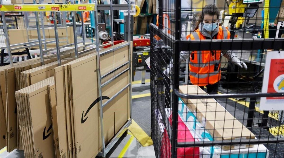 Empleados de Amazon en un almacén de Amiens (Francia). Empleados de Amazon en un almacén de Amiens (Francia).