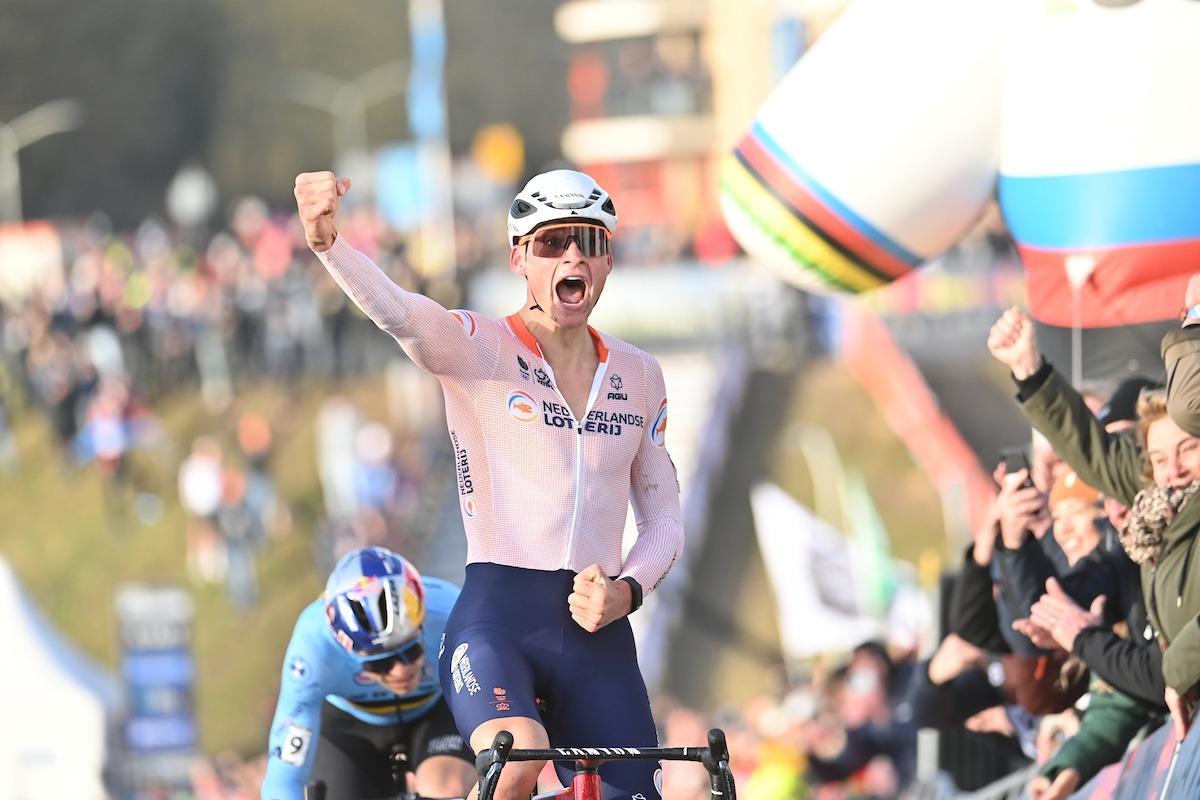 Van der Poel supera a Van Aert en el esprint por el título mundial de ciclocrós