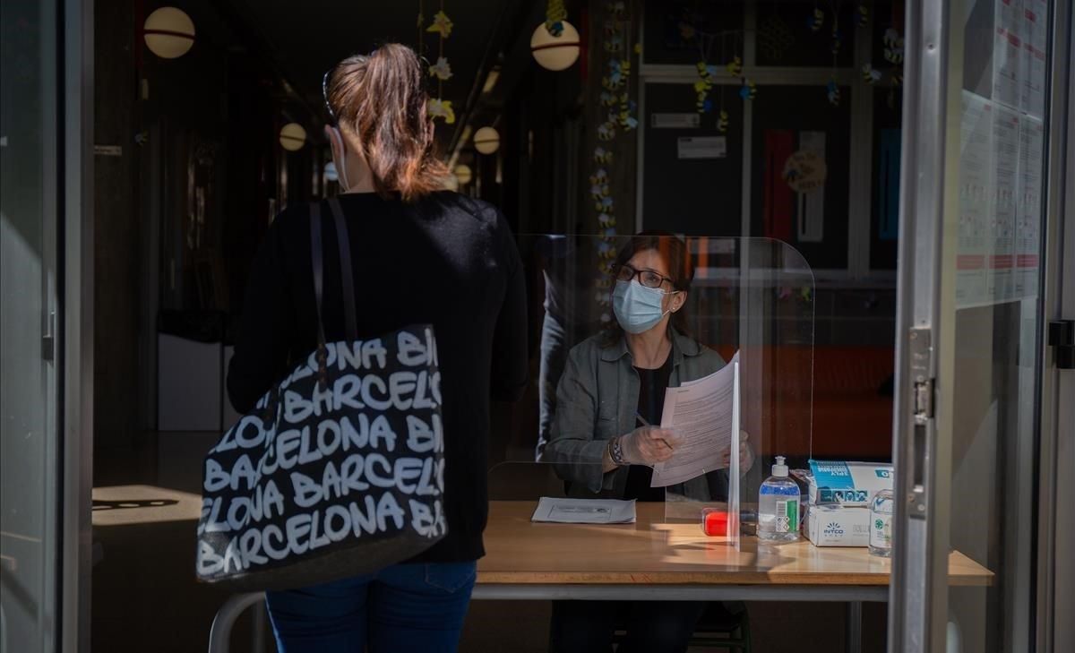 Una persona realiza la preinscripción presencial en la escuela Coves d’en Cimany, de Barcelona. Una persona realiza la preinscripción presencial en la escuela Coves d’en Cimany, de Barcelona.