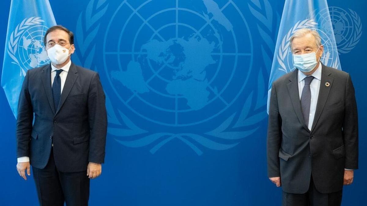 El ministro de Exteriores, José Manuel Albares, expresa al secretario general de la ONU, António Guterres, expresa el apoyo de España a sus esfuerzos por el multilateralismo, este 20 de septiembre de 2021 en Nueva York, con motivo del 76º periodo ordinario de sesiones de la Asamblea General de Naciones Unidas. 