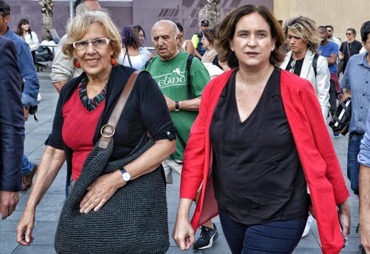 Las alcaldesas de Barcelona, Ada Colau, y de Madrid, Manuela Carmena, en una imagen de archivo.