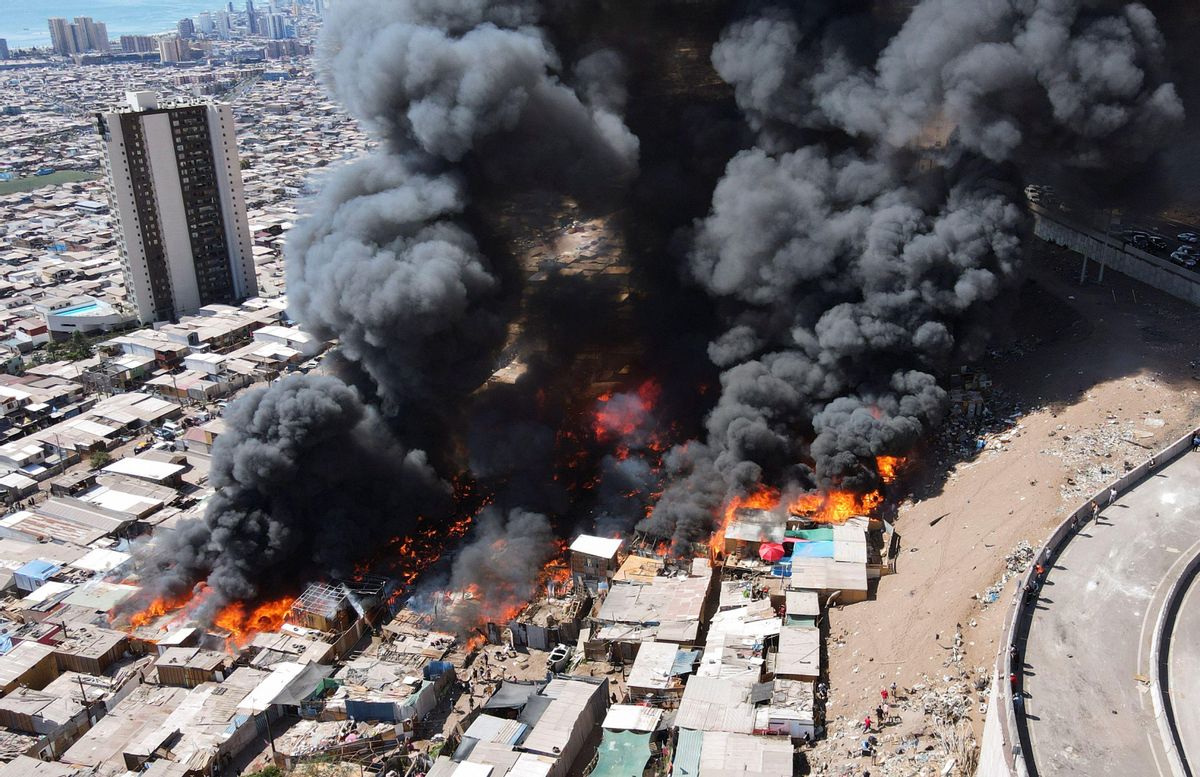 Impactante incendio en Chile: el fuego arrasó con 100 casas de madera en Iquique Impactante incendio en Chile: el fuego arrasó con 100 casas de madera en Iquique