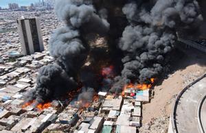 Impactante incendio en Chile: el fuego arrasó con 100 casas de madera en Iquique