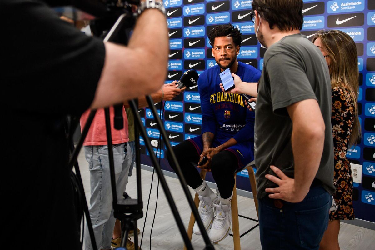 Cory Higgins atiende a los medios antes del entrenamiento de este martes en el Palau Cory Higgins atiende a los medios antes del entrenamiento de este martes en el Palau