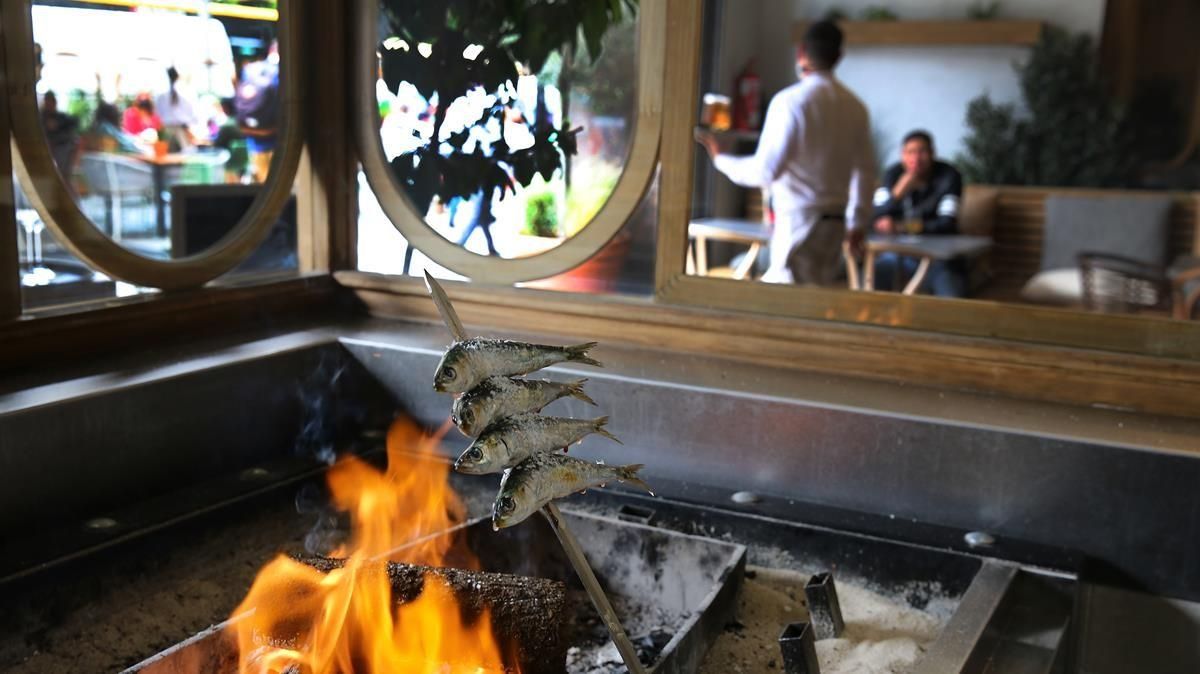 Elaboración de un espeto de sardinas en el restaurante Belbo Candela, abierto recientemente en la Rambla de Catalunya, y que funcionará todas las noches de la semana a partir de este lunes. Elaboración de un espeto de sardinas en el restaurante Belbo Candela, abierto recientemente en la Rambla de Catalunya, y que funcionará todas las noches de la semana a partir de este lunes.