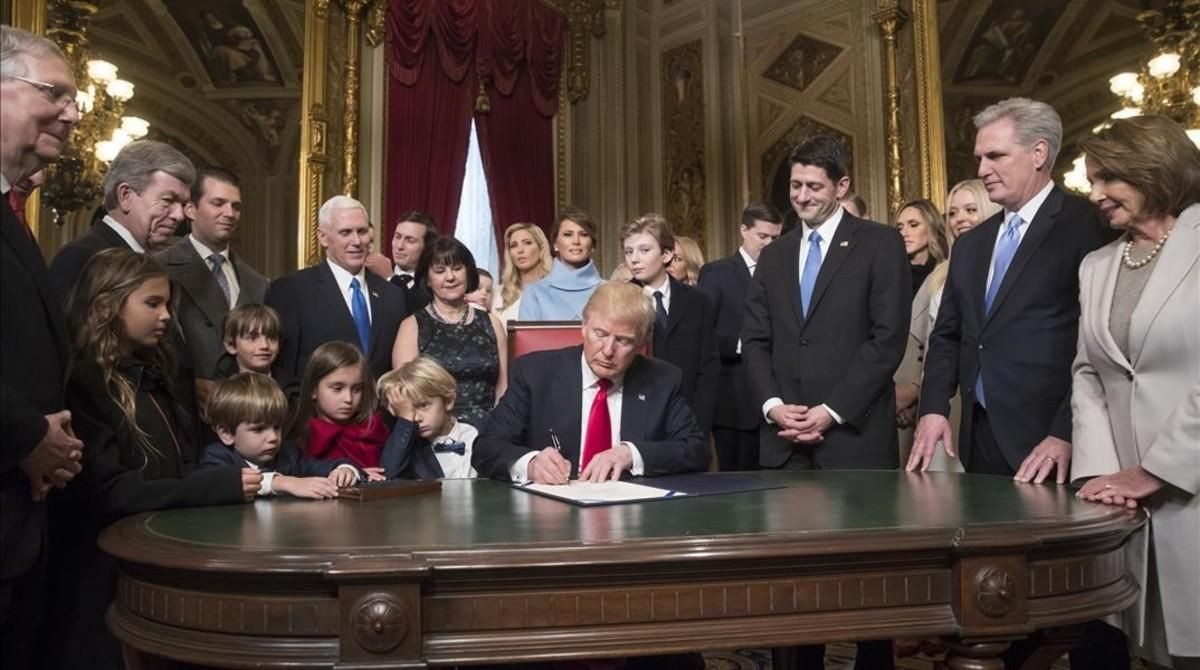Trump firma sus primeros decretos. Trump firma sus primeros decretos.