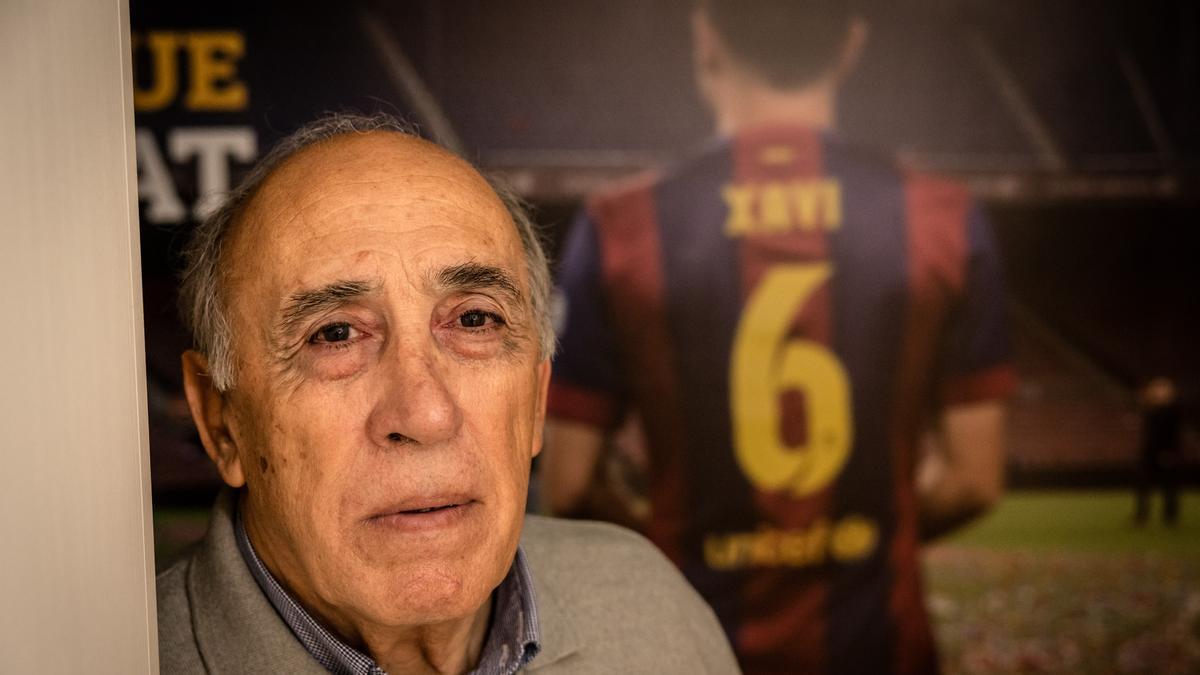 Juan Manuel Asensi posa ante una foto de Xavi en el Camp Nou en la sede de los exjugadores.