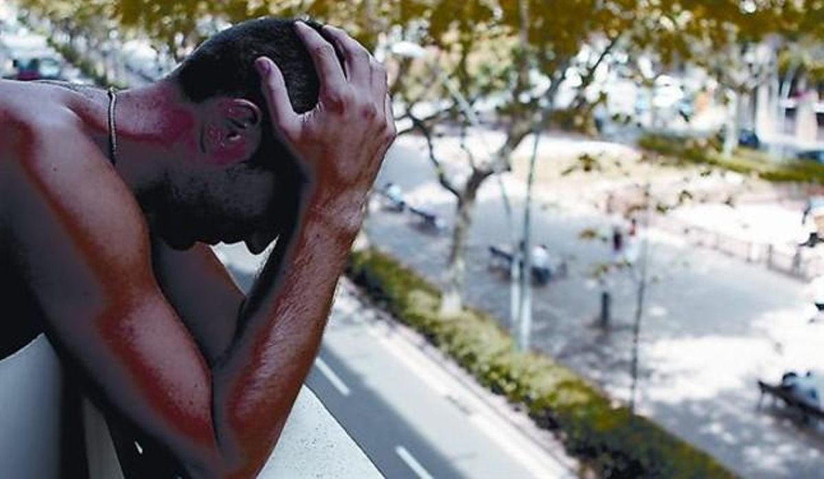 Un joven, en un balcón ante una calle de Barcelona. Un joven, en un balcón ante una calle de Barcelona.