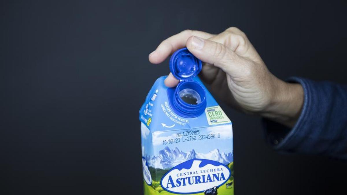 El nuevo tapón de Central Lechera Asturiana se da de leches con los usuarios