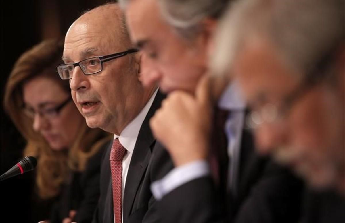 El ministro de Hacienda en funciones, Cristóbal Montoro (segundo por la izquierda), en rueda de prensa para anunciar el déficit del 2015. El ministro de Hacienda en funciones, Cristóbal Montoro (segundo por la izquierda), en rueda de prensa para anunciar el déficit del 2015.