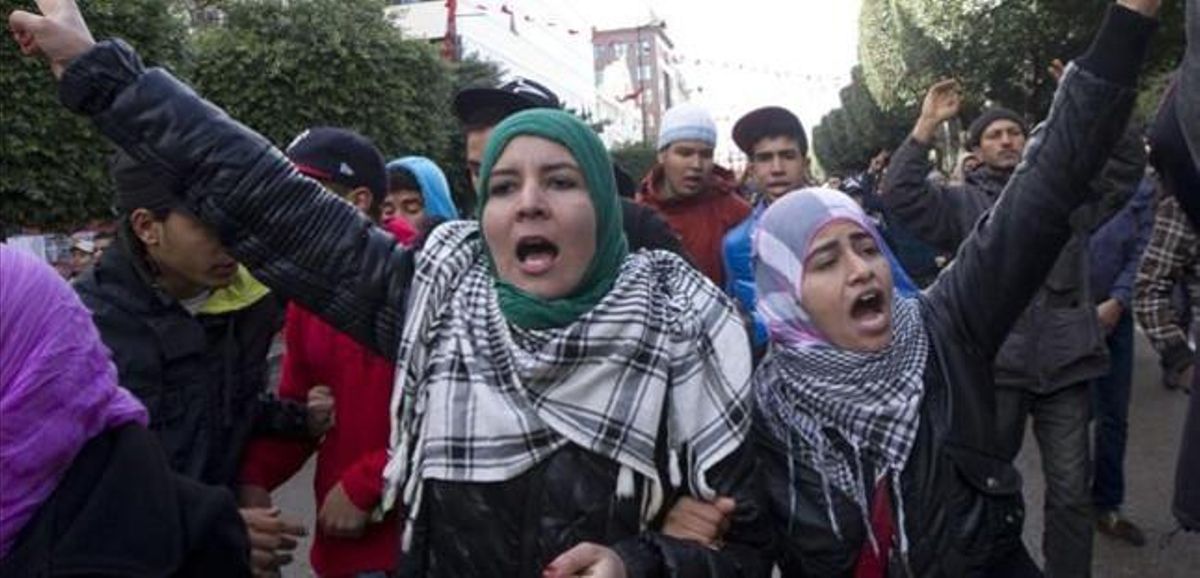 Dos mujeres gritan consignas contra el Gobierno en una concentración frente al Ministerio del Interior, este jueves en Túnez. Dos mujeres gritan consignas contra el Gobierno en una concentración frente al Ministerio del Interior, este jueves en Túnez.