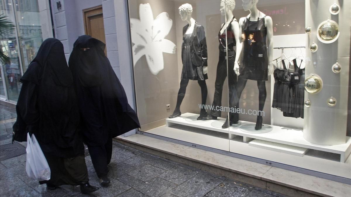 Imagen de archivo de dos mujeres paseando con niqab por las calles de Marsella, Francia, donde el uso de esta prenda se prohibió en el 2011. Imagen de archivo de dos mujeres paseando con niqab por las calles de Marsella, Francia, donde el uso de esta prenda se prohibió en el 2011.