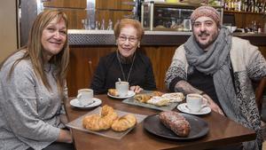 Sara Arriscado, Montserrat Fontané y Daniel Redondo, entre ’xuxos’ y cruasanes en Can Roca, en Girona.