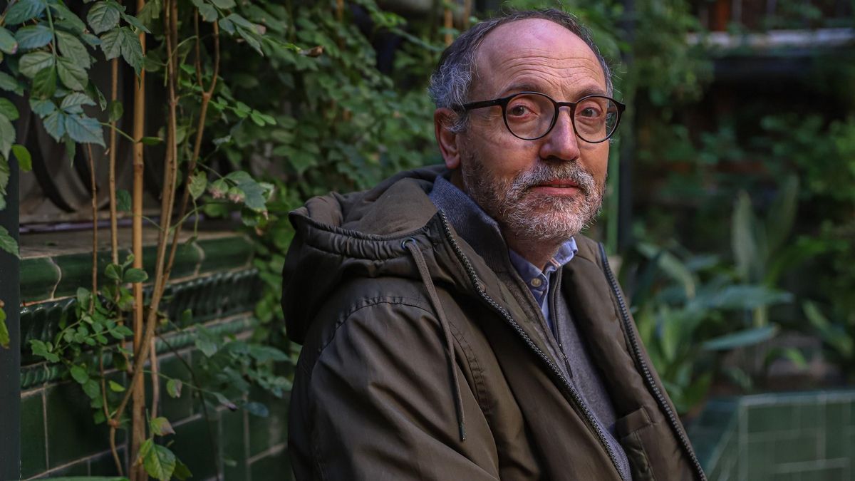 Jordi Serrallonga, en el jardín del Ateneu Barcelonès. Jordi Serrallonga, en el jardín del Ateneu Barcelonès.