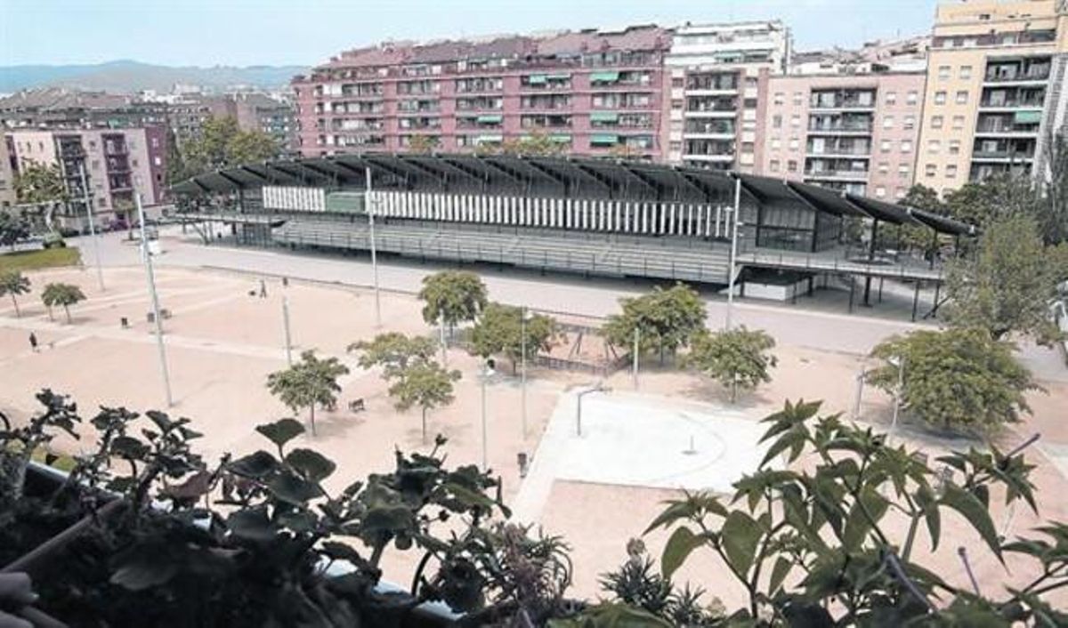 Edificio del antiguo Canòdrom Meridiana y las viejas pistas convertidas ahora en plaza. Alrededor se construirán una decena de equipamientos negociados entre los vecinos y el Distrito. Edificio del antiguo Canòdrom Meridiana y las viejas pistas convertidas ahora en plaza. Alrededor se construirán una decena de equipamientos negociados entre los vecinos y el Distrito.