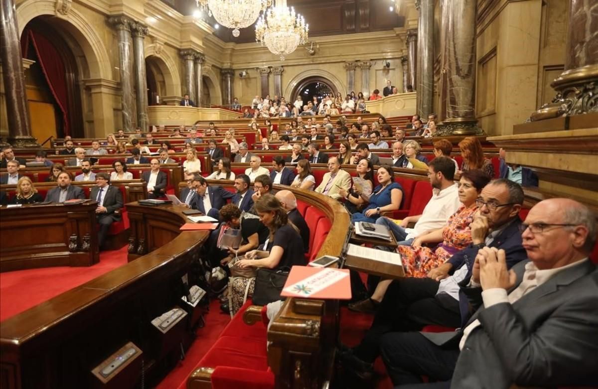 El Parlament desafía al Constitucional en un clima de tensión El Parlament desafía al Constitucional en un clima de tensión
