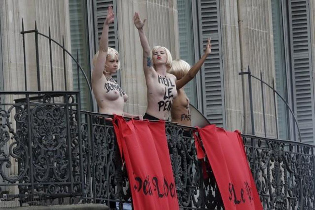 Activistas de Femen hacen el saludo nazi frente al lugar donde Marine Le Pen daba un discurso, este viernes en París. Activistas de Femen hacen el saludo nazi frente al lugar donde Marine Le Pen daba un discurso, este viernes en París.