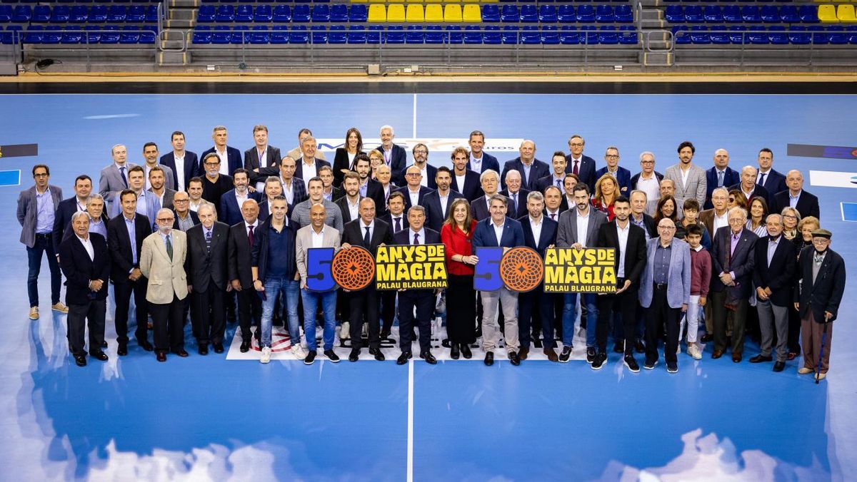 Laporta, junto a su directiva y exleyendas del Palau. Laporta, junto a su directiva y exleyendas del Palau.