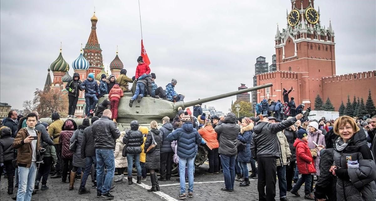 Niños suben a un tanque de la Segunda Guerra Mundial, durante el desfile militar en la Plaza Roja. Niños suben a un tanque de la Segunda Guerra Mundial, durante el desfile militar en la Plaza Roja.