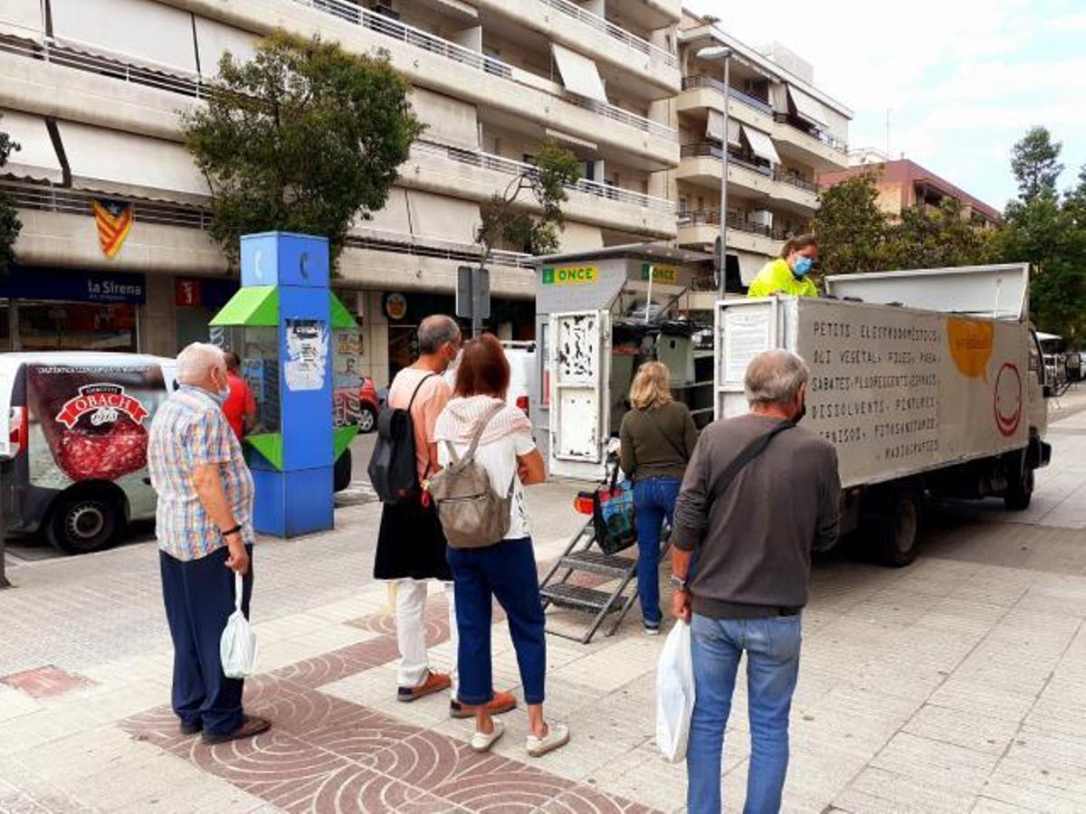 Nou punt de recollida de residus a la plaça de Joan Magrinyà de VNG
